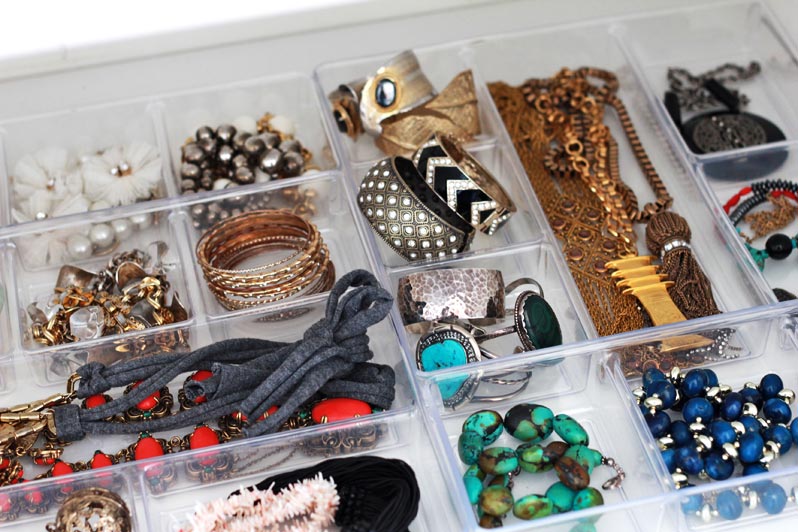 tips for organizing jewelry and accessories // perpetually chic