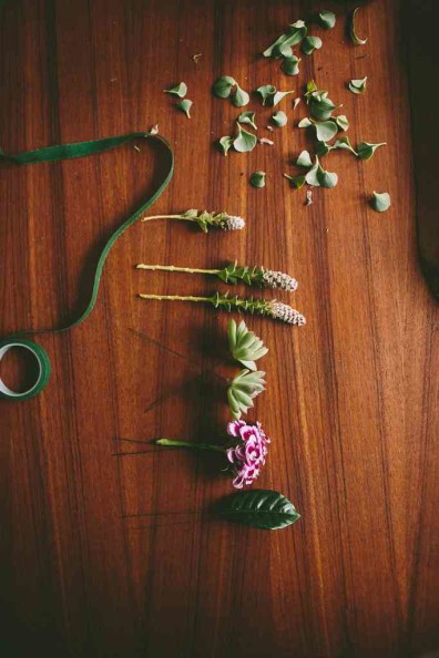 How to Make a Simple Boutonnière by Rosehip Flora, photo by Julie Cope | Perpetually Chic
