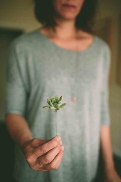 How to Make a Simple Boutonnière by Rosehip Flora, photo by Julie Cope | Perpetually Chic