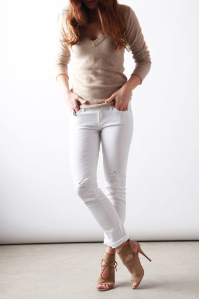 cream sweater + white jeans| Perpetually Chic